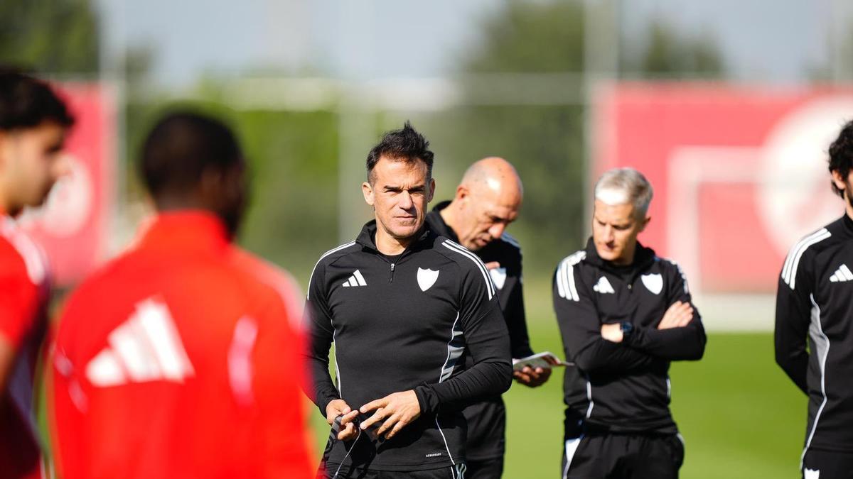 Luis García Plaza, en el entrenamiento del Sevilla FC de este martes