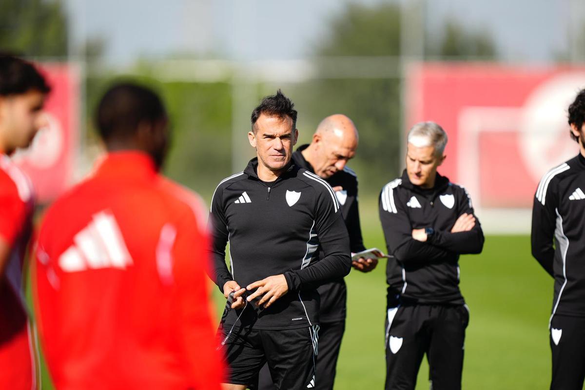 Luis García Plaza, en el entrenamiento del Sevilla FC de este martes