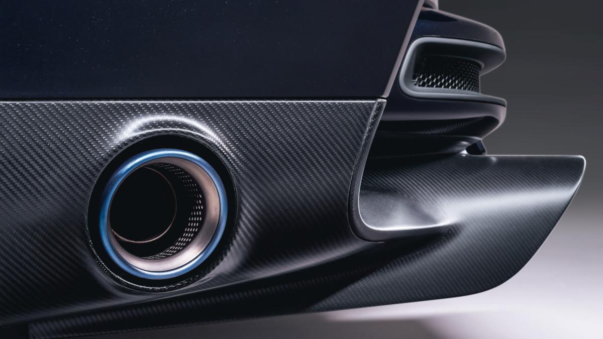 La salida lateral del escape, en Inconel y titanio, asoma entre paneles de carbono, subrayando su carácter radical.