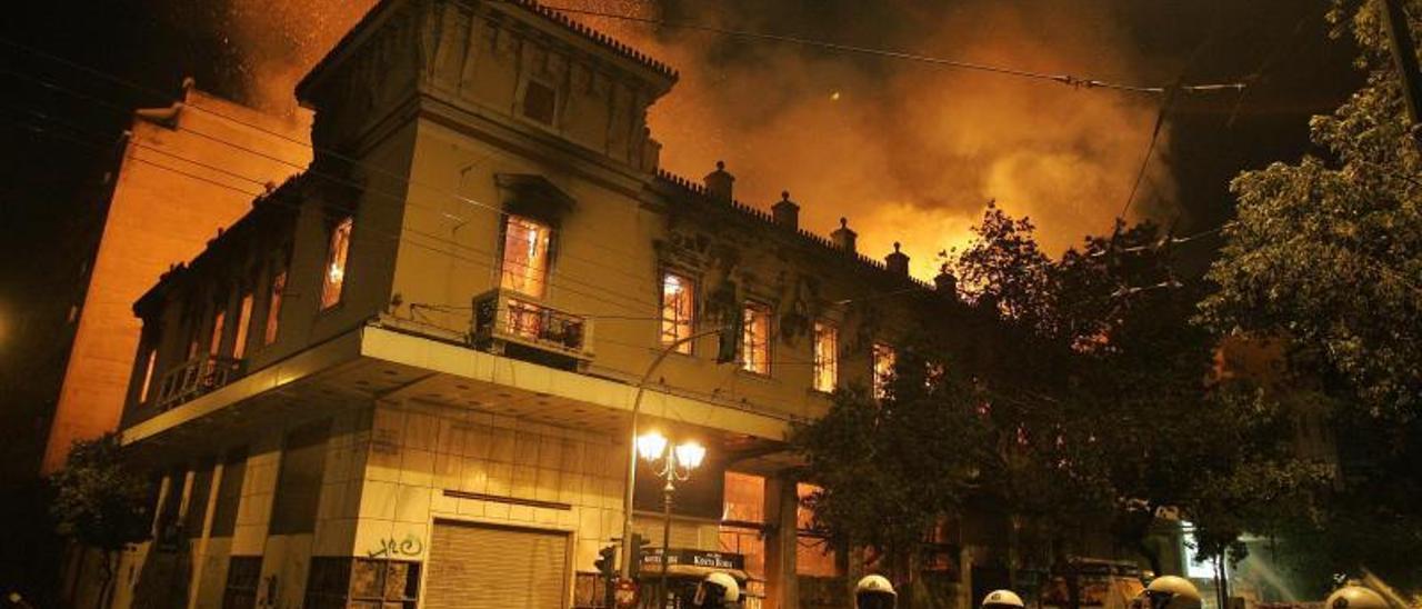 Imagen de un cine ateniense incendiado durante unas protestas en 2012.   | // SIMELA PANTZARTZI