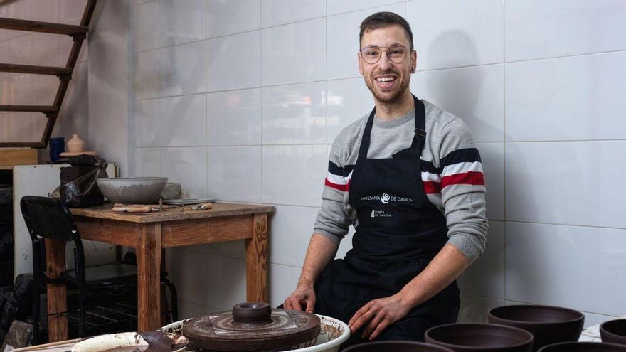 Bautismo de barro para crear coas mans en Oleiros