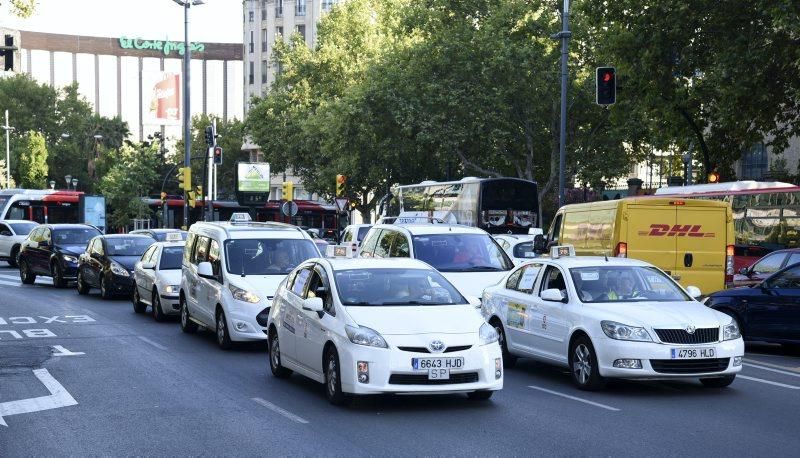 Las mejor imágenes de la jornada de movilización del taxi en Zaragoza