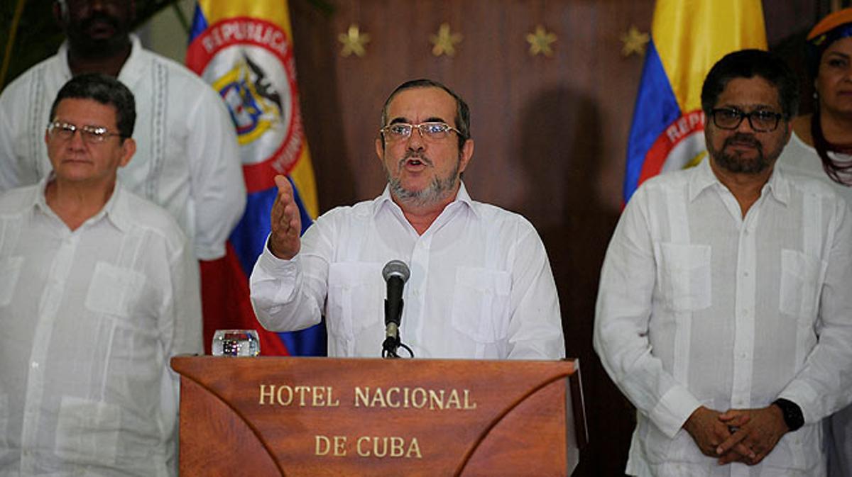 Entra en vigor el alto el fuego entre el Gobierno de Colombia y las FARC.