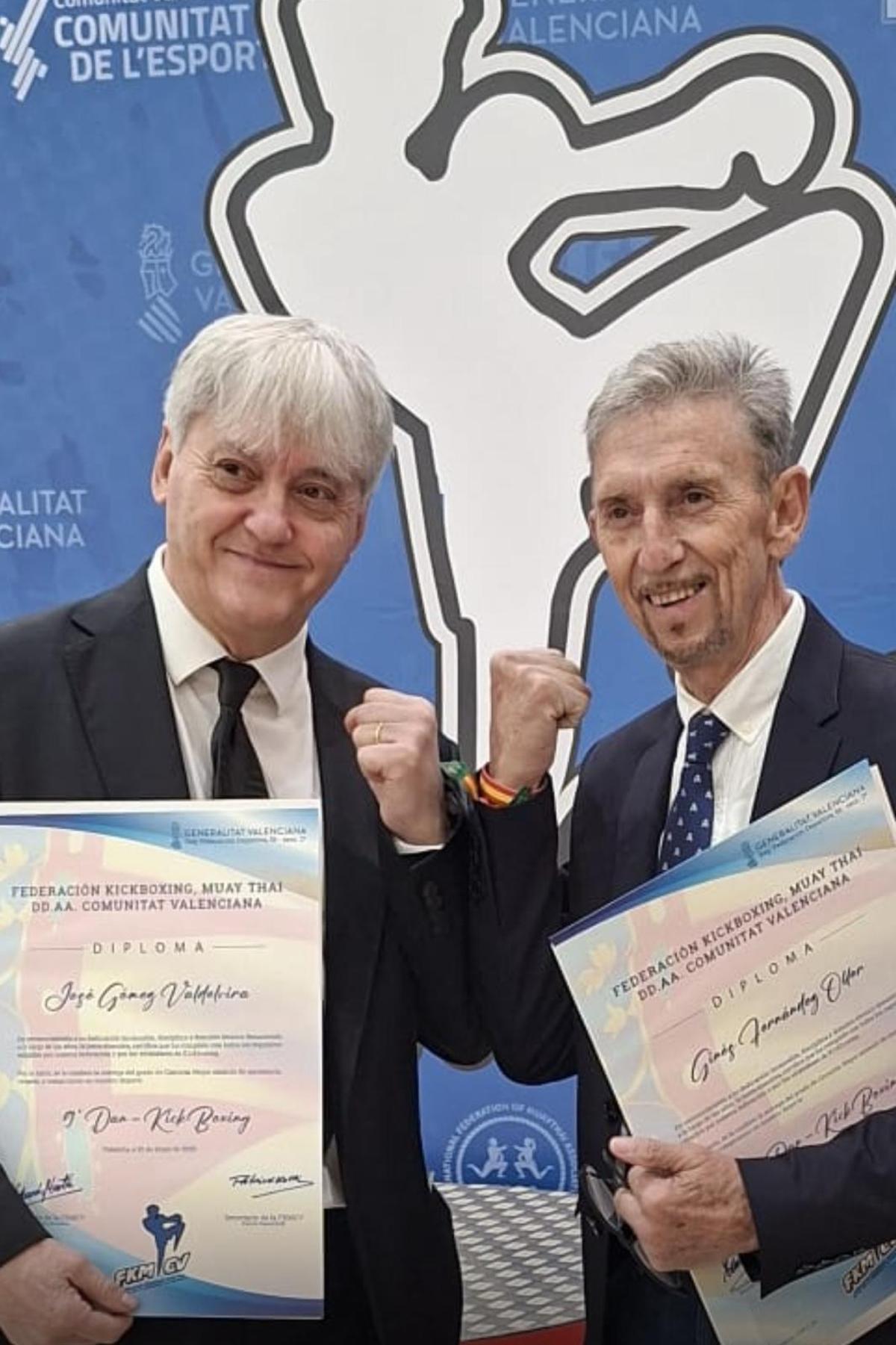 Los dos instructores, el día que recibieron los títulos de noveno dan.