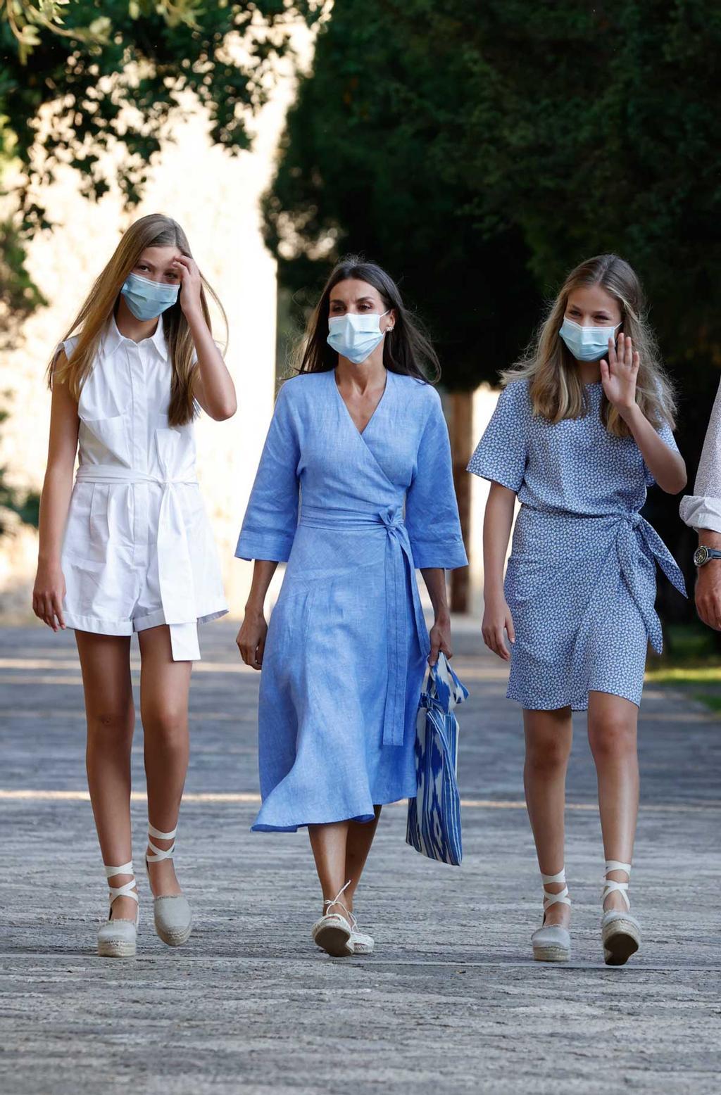 En su primera aparición conjunta del verano en Mallorca, la reina Letizia ha elegido unas ibicencas de la firma Espardenyes Torres y la infanta Sofía y la princesa Leonor han lucido el mismo modelo de alpargatas con plataforma de Macarena Shoes. 