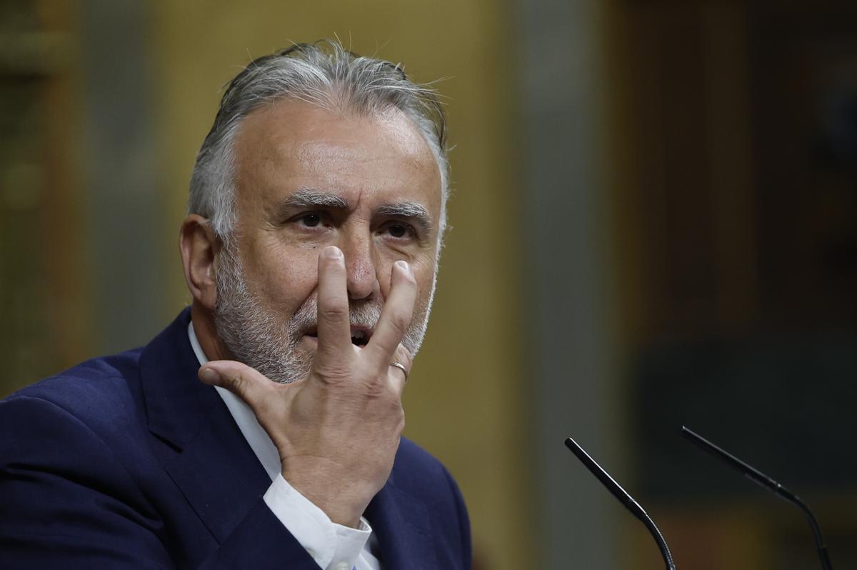 El ministro de Política Territorial y Memoria Democrática, Ángel Víctor Torres, interviene en la sesión de control al Gobierno celebrada este miércoles en el Congreso. 