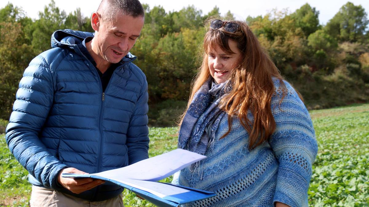 Els redactors del projecte, als terrenys on s'ubicarà la planta