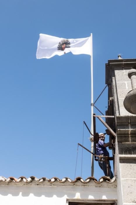 Fiestas del Pino en Teror: Subida de la Bandera en la Basílica