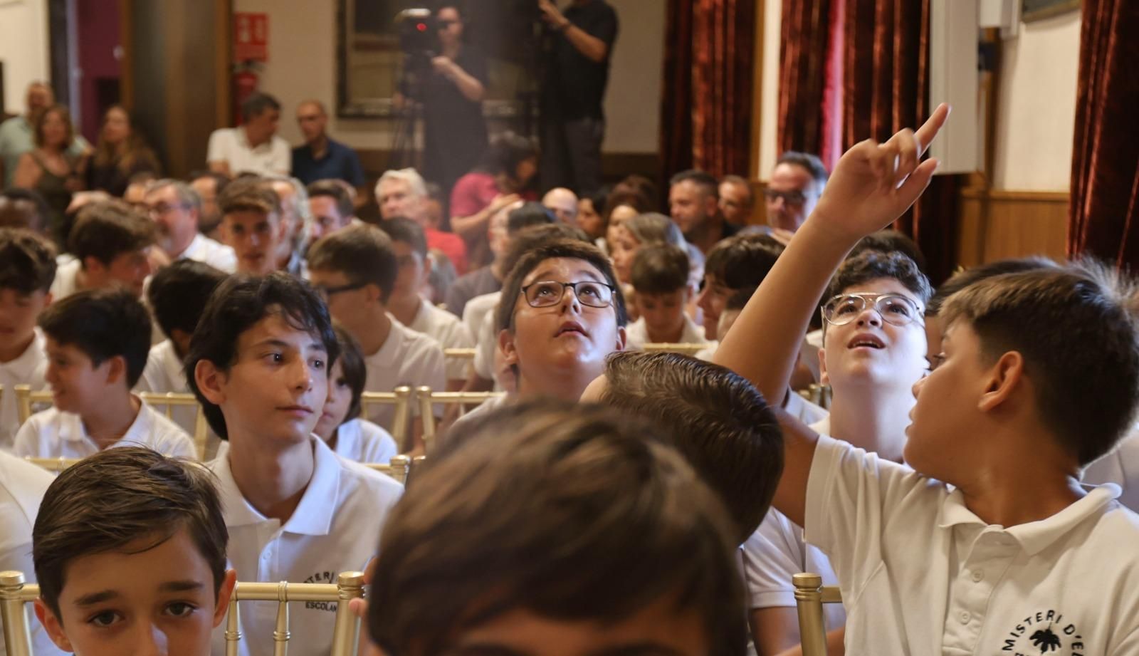Las voces de los niños del Misteri resuenan y emocionan en el Salón de Plenos de Elche