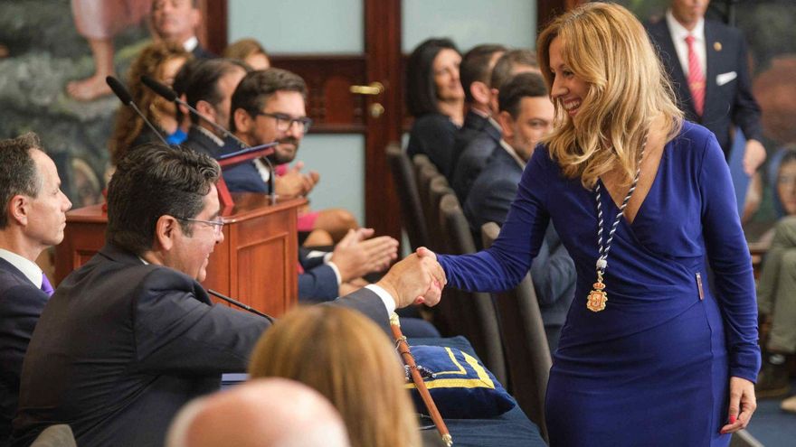 Rosa Dávila, futura primera presidenta del Cabildo de Tenerife, saluda al actual, Pedro Martín