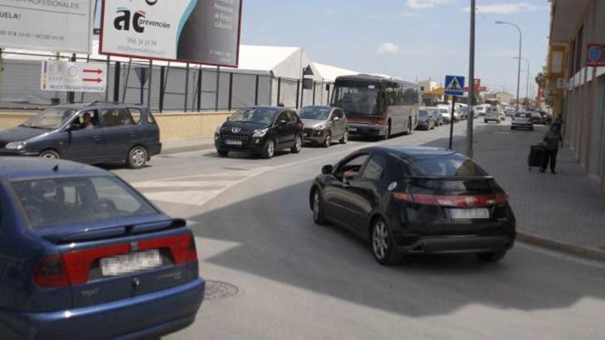 Una larga fila de coches aguarda a poder entrar al casco urbano de Orihuela desde Los Huertos.