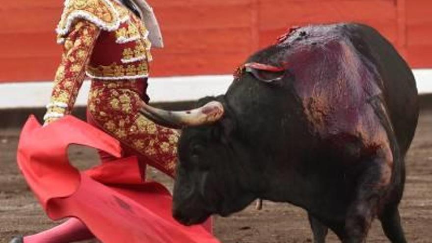 Manzanares da un pase a su primer toro en la quinta corrida de la Semana Grande de Bilbao.