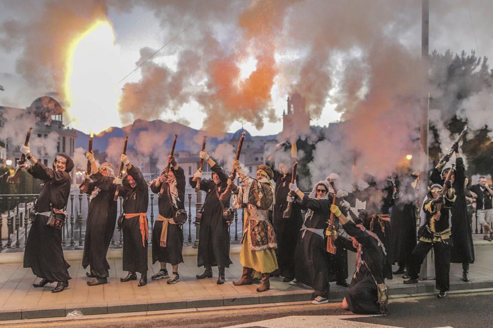 Las Fiestas de la Reconquista llenan las calles de olor a pólvora