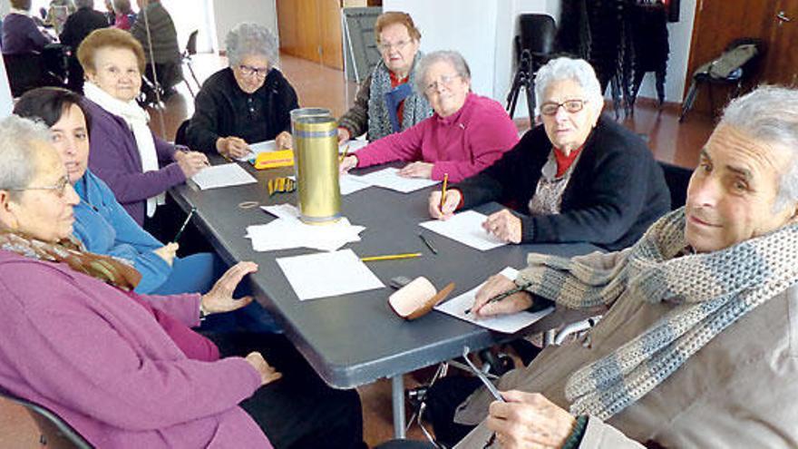 Participantes en el taller de memoria en la mañana de ayer.