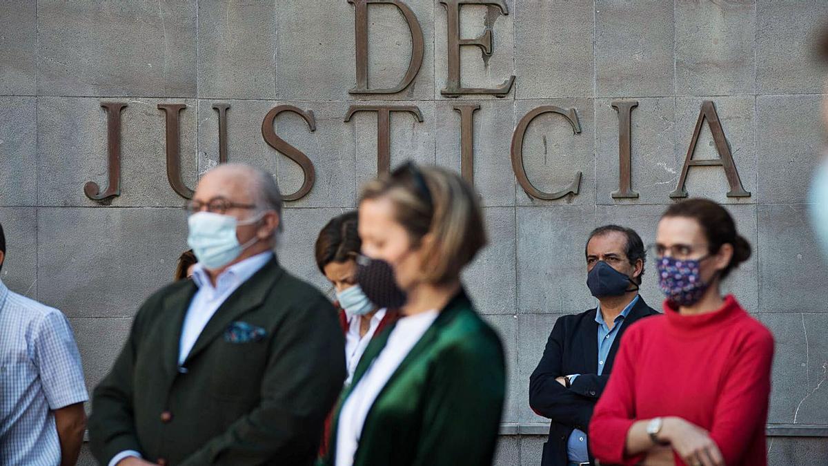 Una manifestación de trabajadores de los juzgados en la entrada del Palacio de Justicia de Santa Cruz de Tenerife en diciembre.