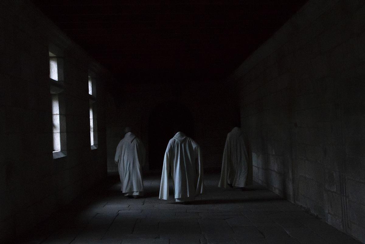 Los monjes cistercienses se retiran del coro tras un rezo. Brais Lorenzo