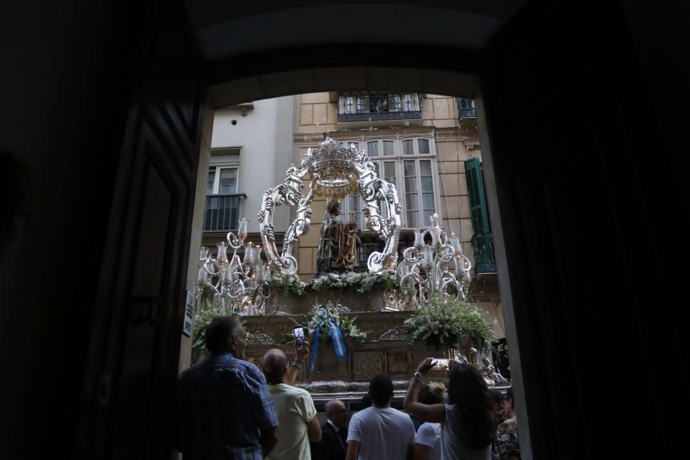 La salida procesional de Santa María de la Victoria desde la Encarnación hasta su Santuario cerró la anual novena dedicada a la imagen de la Patrona. En el cortejo de este 2019, junto al obispo de la Diócesis de Málaga, Jesús Catalá, estuvieron presentes el alcalde junto a personalidades del Consistorio y Junta de Andalucía