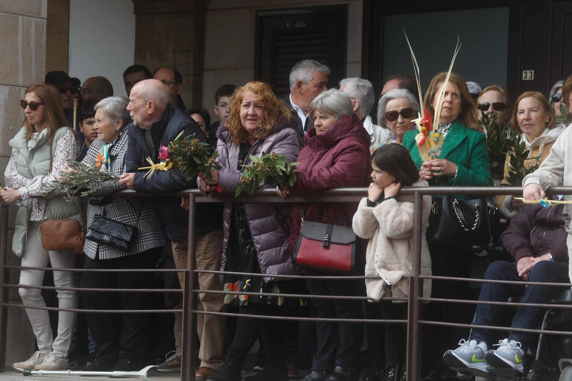 Multitudinaria bendición de ramos y procesión de La Borriquilla en Avilés