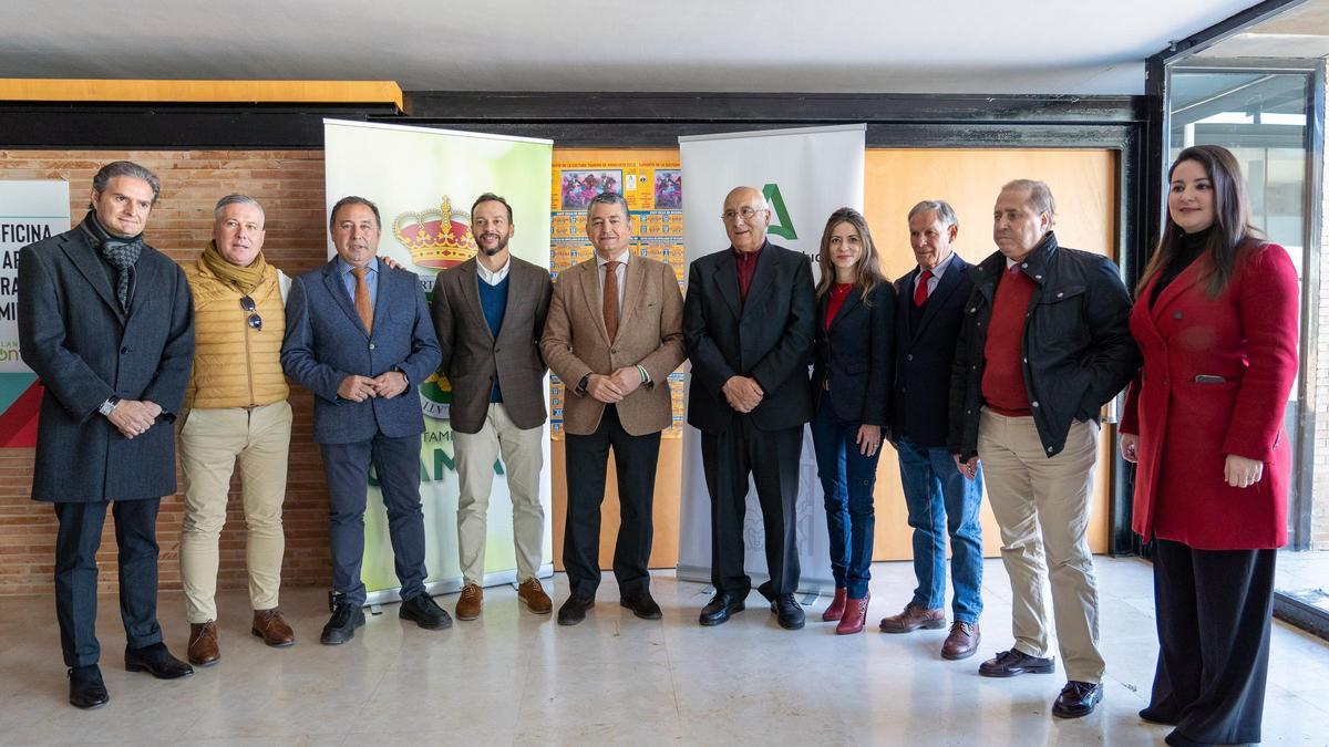 El consejero de Presidencia Antonio Sanz, en la clausura de la asamblea de escuelas taurinas, en Camas.