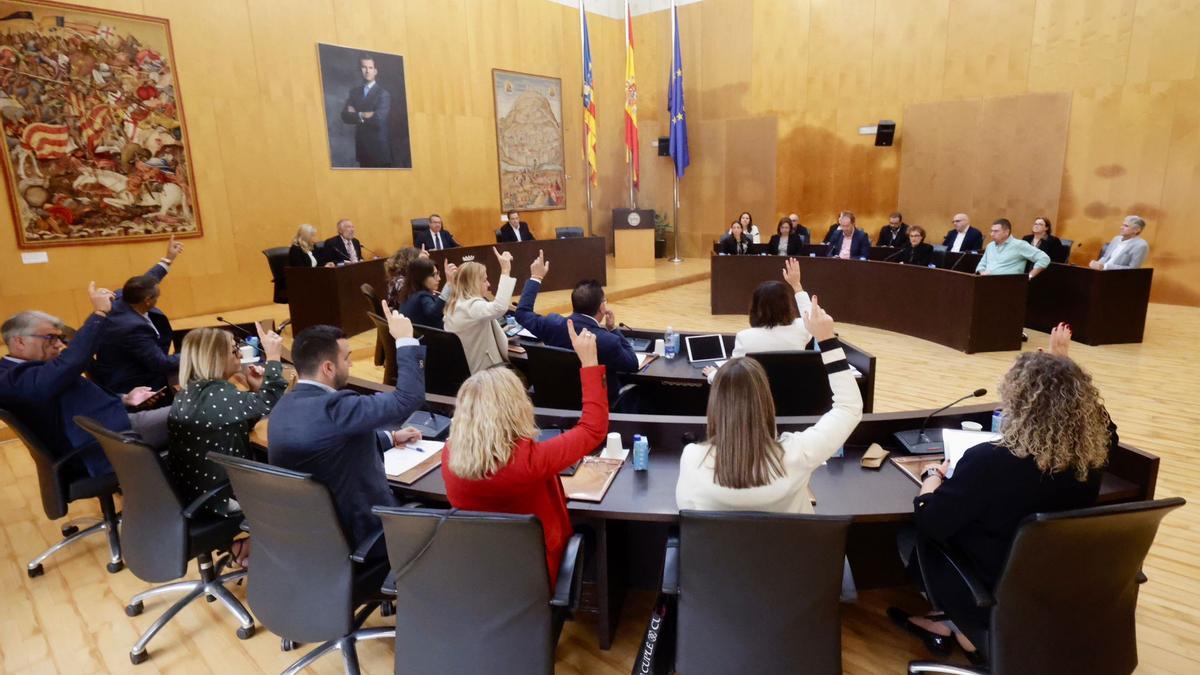 El PP vota a favor de la cuenta general de 2021, a la que se incorporó a última hora el citado informe, mientras la oposición se abstuvo (PSOE) o votó en contra (Cs).