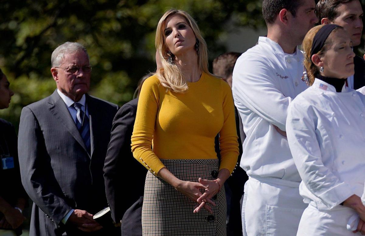 Ivanka Trump con jersey mostaza de perlas de Zara