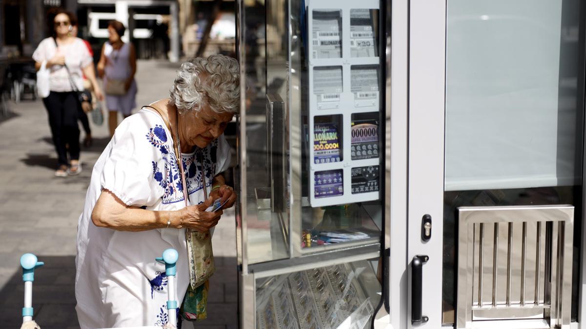 Una mujer compra loteria en la ventanilla de una administración 262 de Zaragoza.