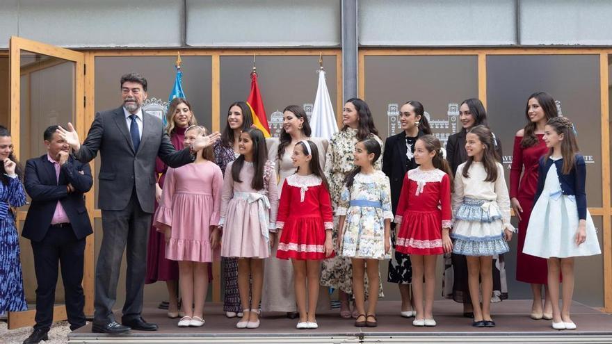 El Ayuntamiento de Alicante recibe a las Belleas del Foc 2026 y sus Damas de Honor