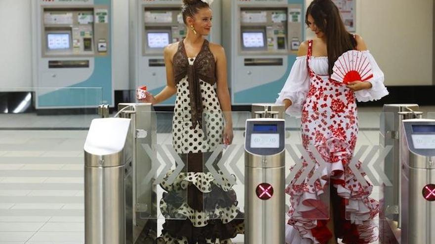 Dos usuarias del Metro de Málaga en la semana de la feria