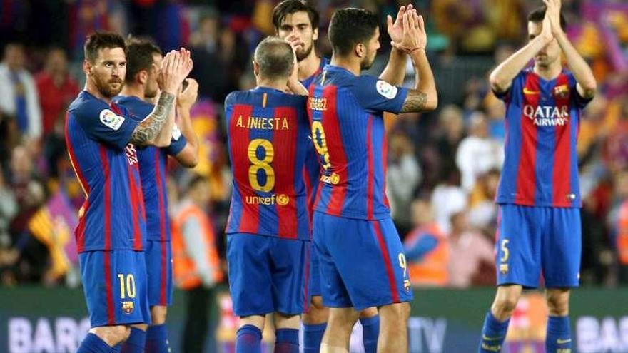 Los azulgranas, al final del partido en el Camp Nou.