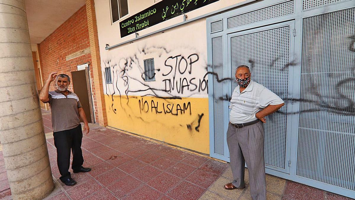 Dos hombres, vecinos de Cabezo de Torres, frente a la mezquita atacada. | JUAN CARLOS CAVAL