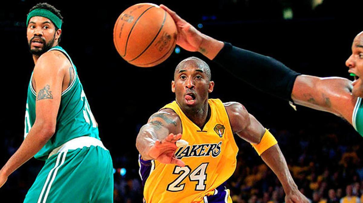 El jugador de Los Angeles Lakers Kobe Bryant disputa la pilota amb Glenn Davis del Boston Celtics durant el primer joc de les finals del campionat de la NBA.