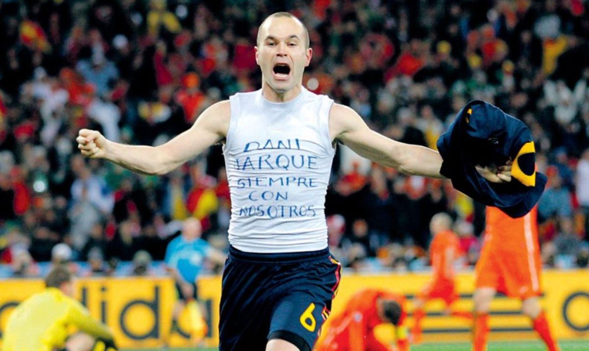 Andrés Iniesta celebra el gol de la victoria en la final del torneo. / EFE