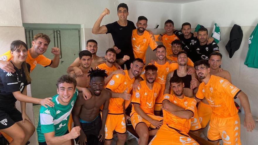 Los jugadores del Villanovense celebran la victoria en el vestuario.