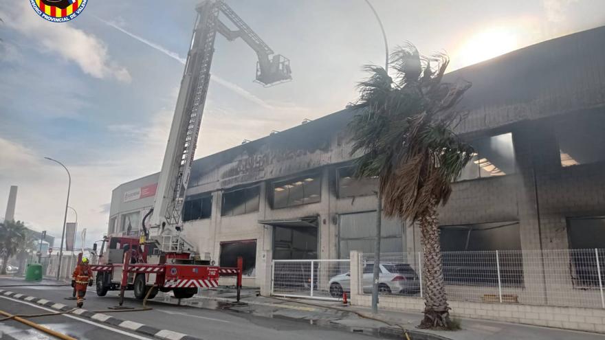 Un incendio destruye un bazar chino en Montserrat - Levante-EMV