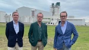 José Antonio Jiménez, Jorge Villarroya y Eduardo Villarroya, en la planta de Silkimya en Altamira, en Taumalipas (México).