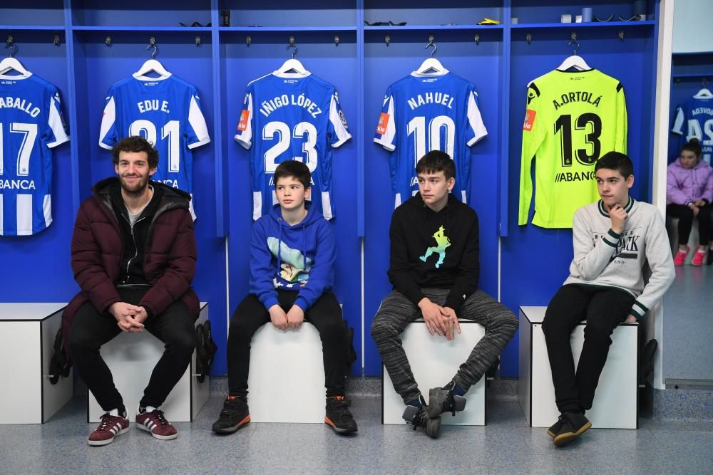 Alumnos de 6º de Primaria conocen las instalaciones del Deportivo en Riazor dentro de la serie de encuentros organizados por LA OPINIÓN y la Fundación Real Club Deportivo.