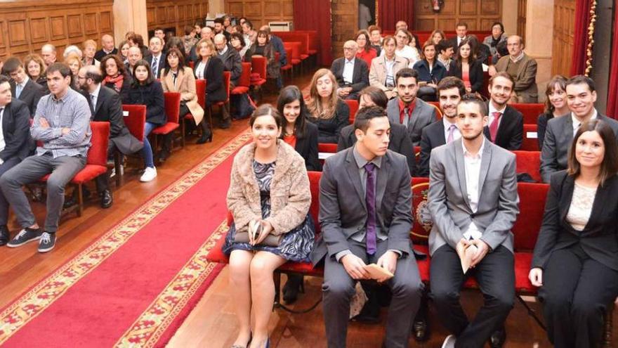 Los recién graduados, antes de empezar la ceremonia en el edificio histórico de la Universidad de Oviedo.