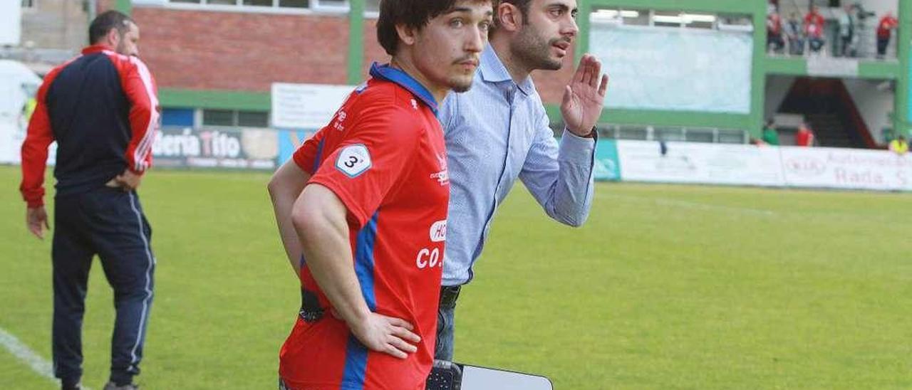 Isi espera en la banda el momento del cambio, el domingo en O Couto contra el Racing de Ferrol. // Iñaki Osorio