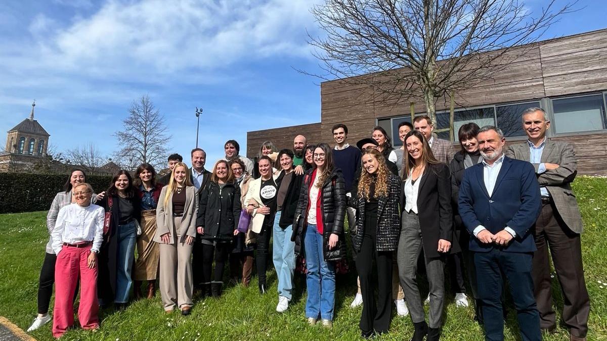 Foto de familia de autoridades y participantes en la primera edición del programa Coworking EOI Impulsa, celebrada el año pasado