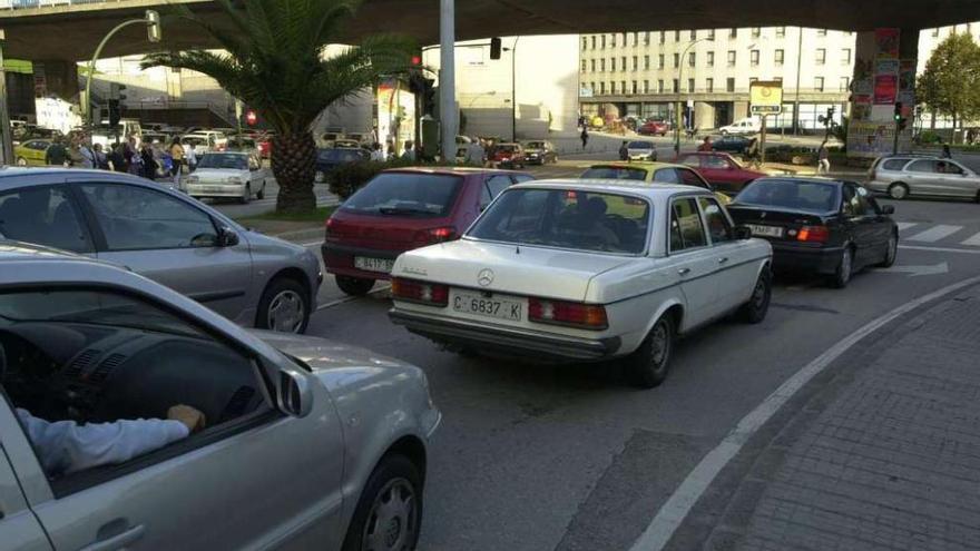 Vehículos en marcha y detenidos en el entorno del viaducto de Alfonso Molina. r. aguete