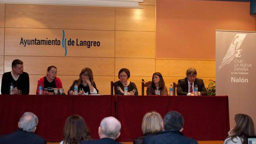 Por la izquierda, Diego Rodríguez, Judith Naves; Silvia Martínez, coordinadora del Club LA NUEVA ESPAÑA en el Nalón; Marta Pérez, Stella Fuente y Néstor Martínez, en la Casa de Cultura de La Felguera.