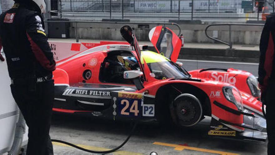 El coche de Roberto Merhi, durante una parada en boxes