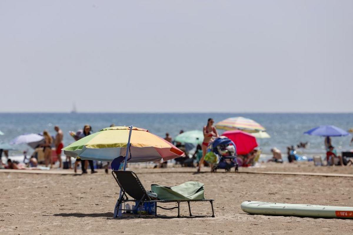 Bañistas en la playa de Patacona de Albaraia, en València, este verano.