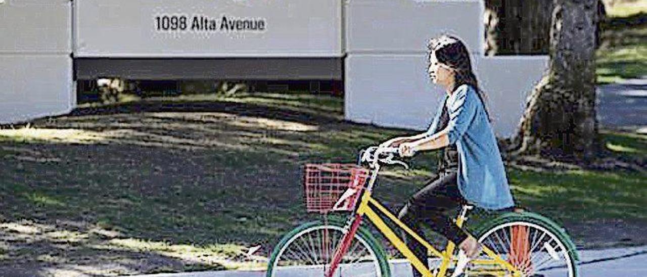 Una trabajadora de Google en la sede de Mountain View.