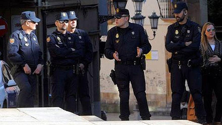 Policías en Oviedo, este jueves.
