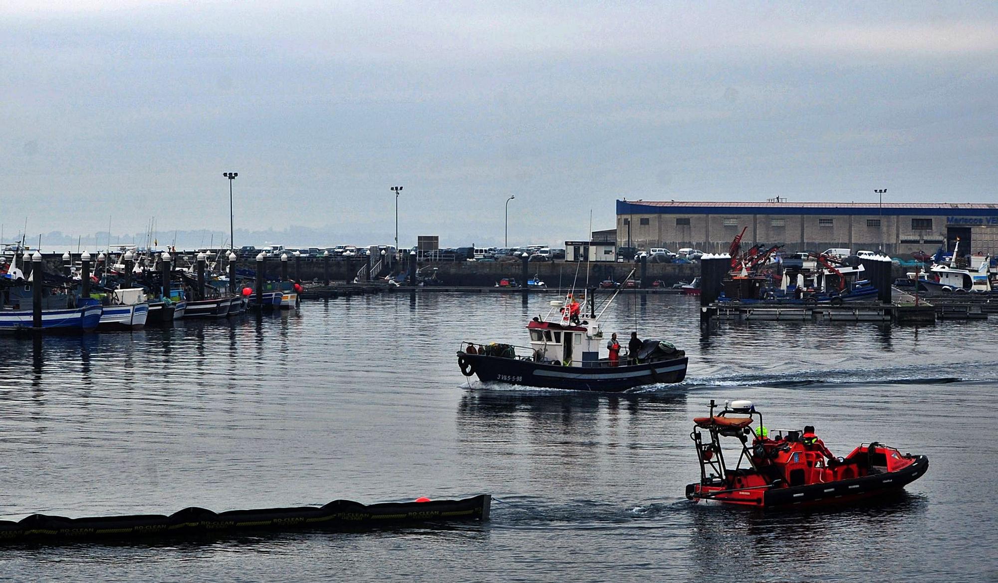 Un ejercicio de lucha contra la contaminación marina  desplegado en el puerto de Cambados, con una buena cantidad de embarcaciones profesionales al lado de las medidas de contención. 