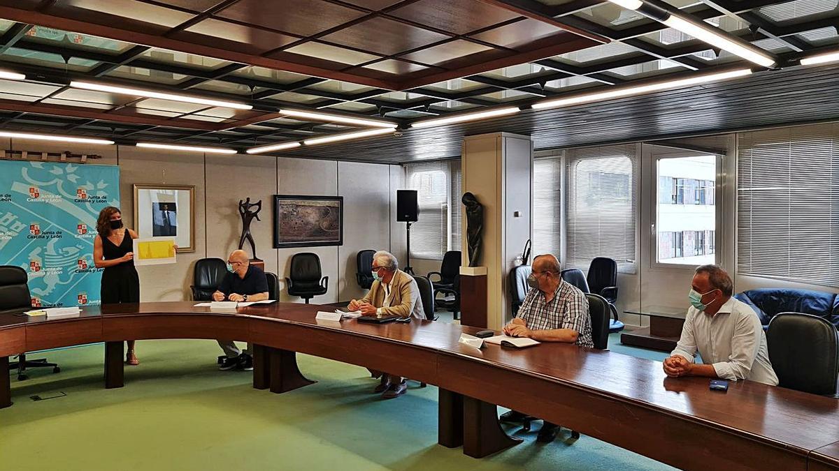 San Damián (de pie), preside la  reunión semanal del Cecopi, ayer en la Delegación de la Junta.