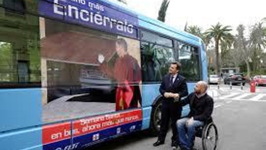 &quot;Un año, enciérralo&quot;, la campaña de la EMT y la Agrupación para promover el transporte de autobuses urbanos.