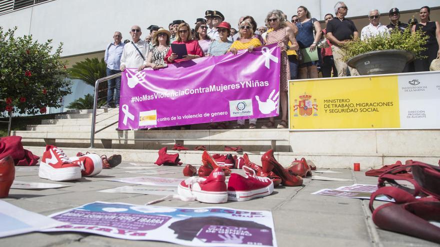 la Subdelegada del Gobierno, Araceli Poblador, convoca un minuto de silencio en repulsa por el asesinato machista de Calp