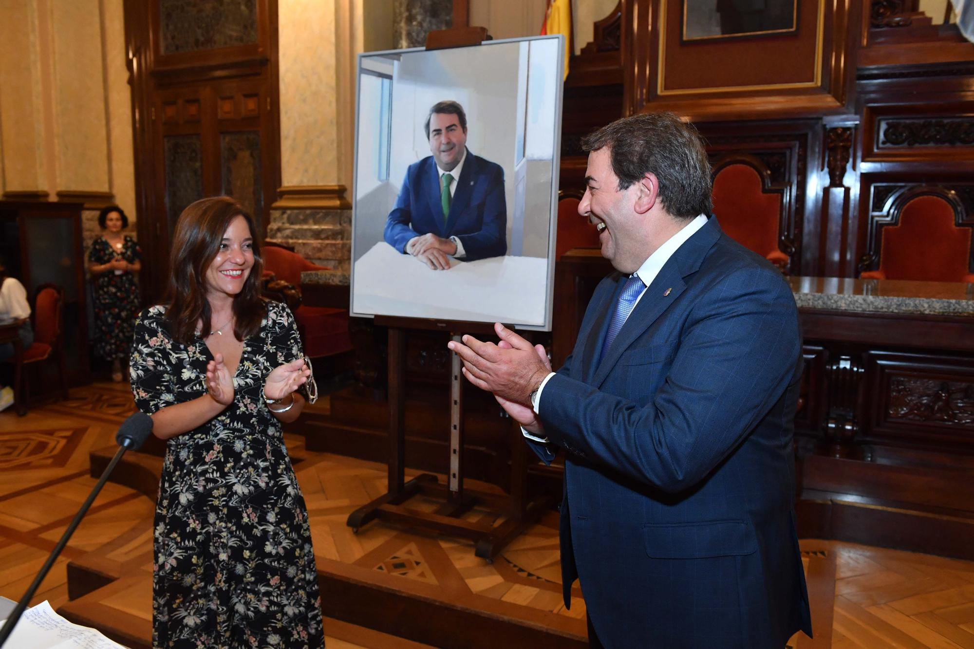 El cuadro de Carlos Negreira se suma a la galería de alcaldes del Concello